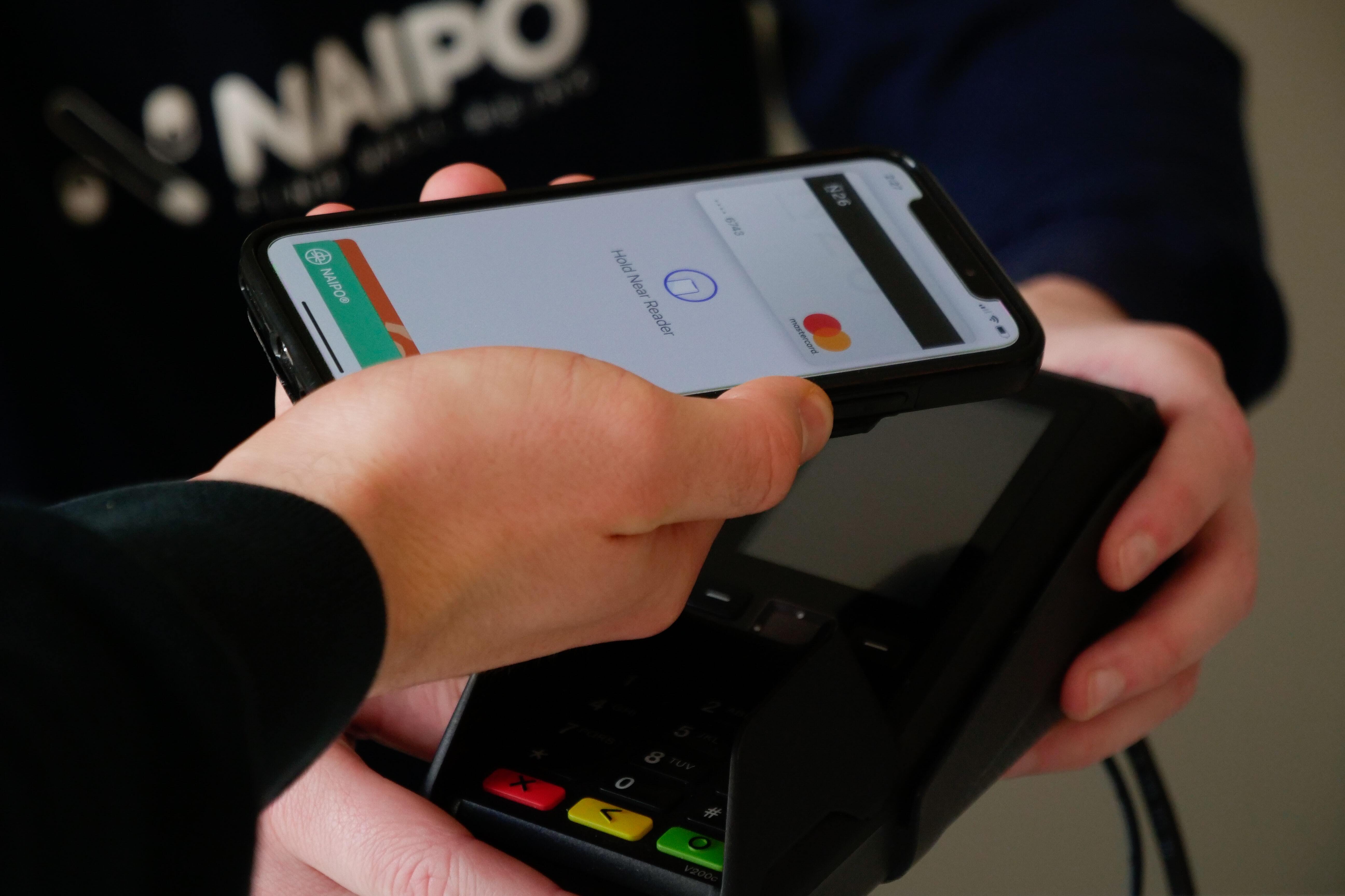 Transaksi mudah di mana saja dengan kartu kredit DBS