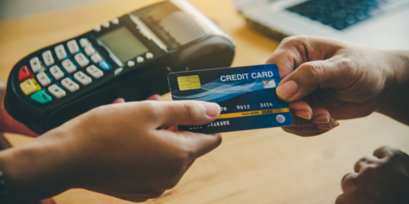 Kartu kredit mempermudah transaksi di mana saja