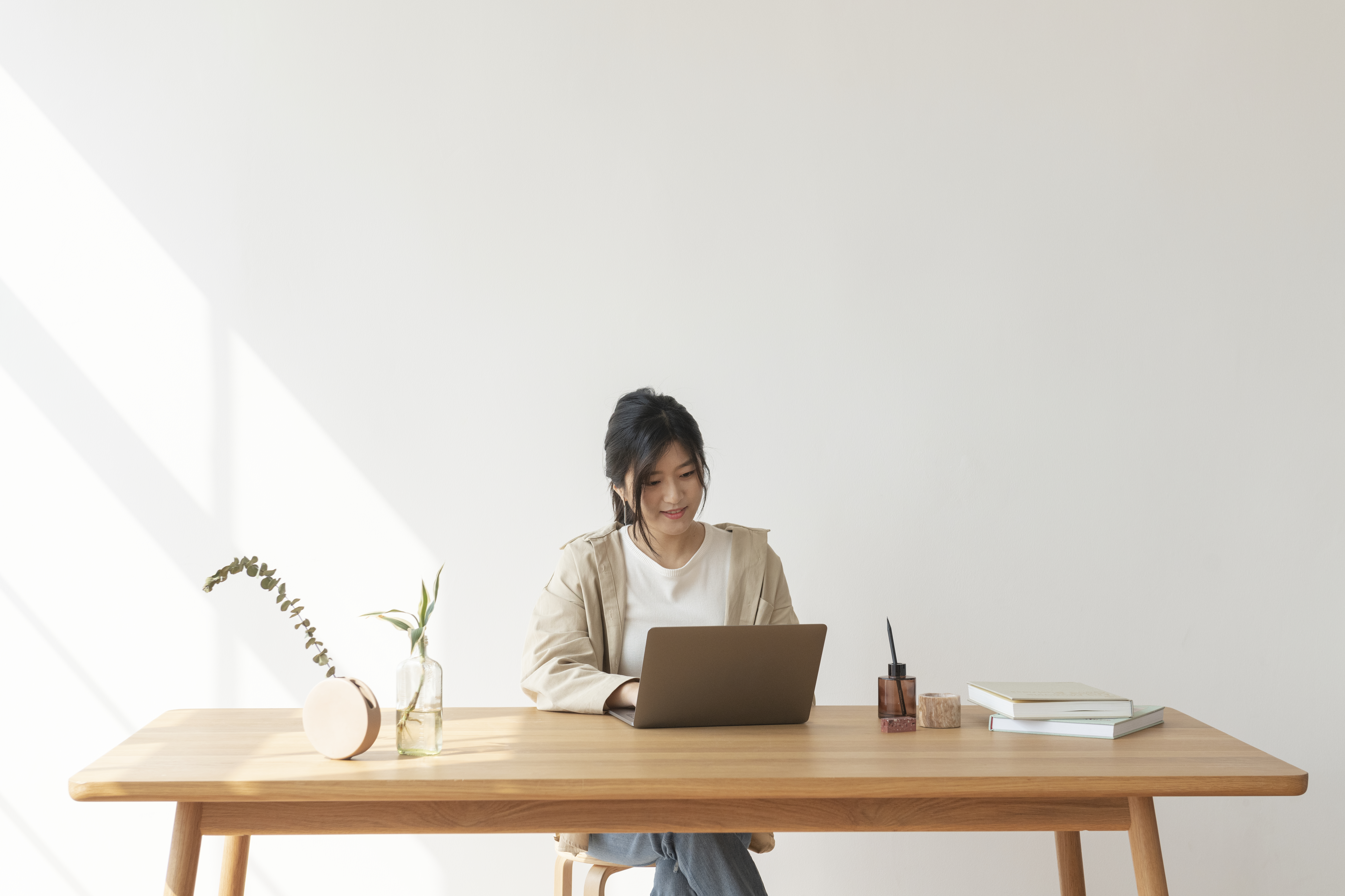 https://img.moneyduck.com/article_attachment/1664338741-happy-asian-woman-working-from-home.jpg