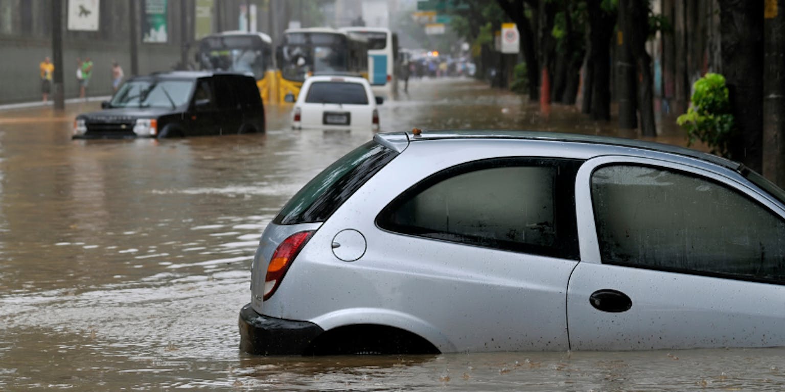 Proteksi mobil dari kerugian besar akibat banjir