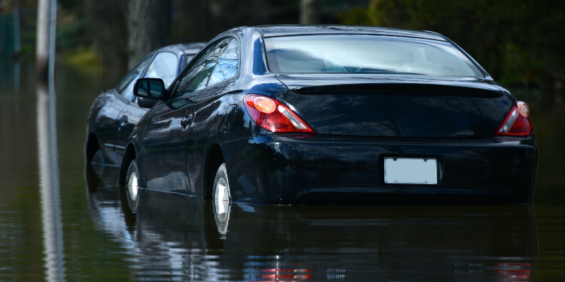 Lindungi mobil dengan asuransi mobil kena banjir