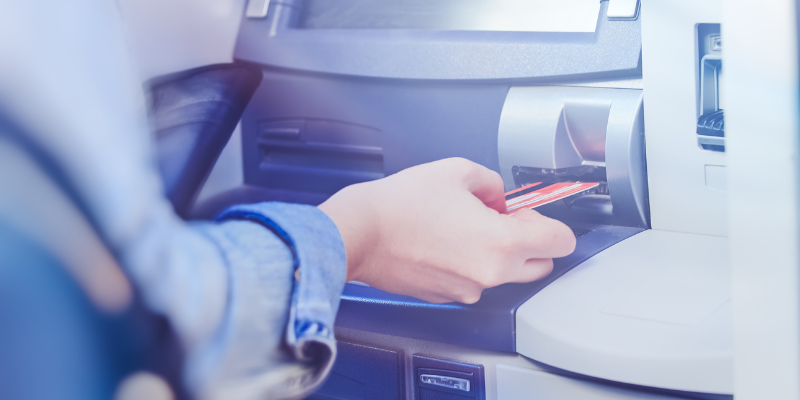 Mesin ATM membantu transaksi menjadi lebih cepat dan mudah