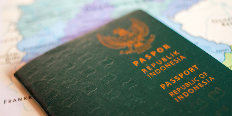 Siapkan paspor untuk ajukan visa working holiday