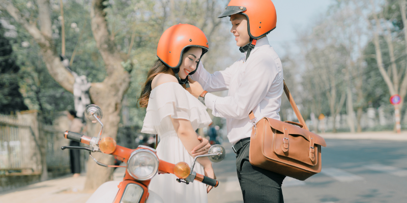 Foto prewedding dengan konsep keseharian naik motor 