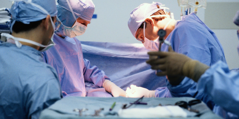Tim dokter melakukan operasi transplantasi