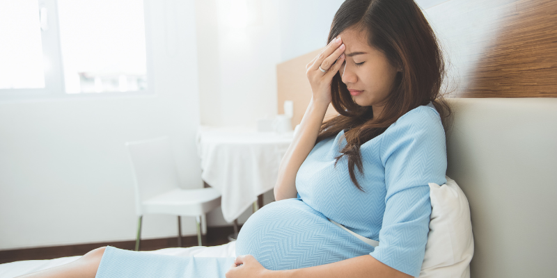 Ibu hamil akan merasa sakit kepala saat menderita penyakit tipes