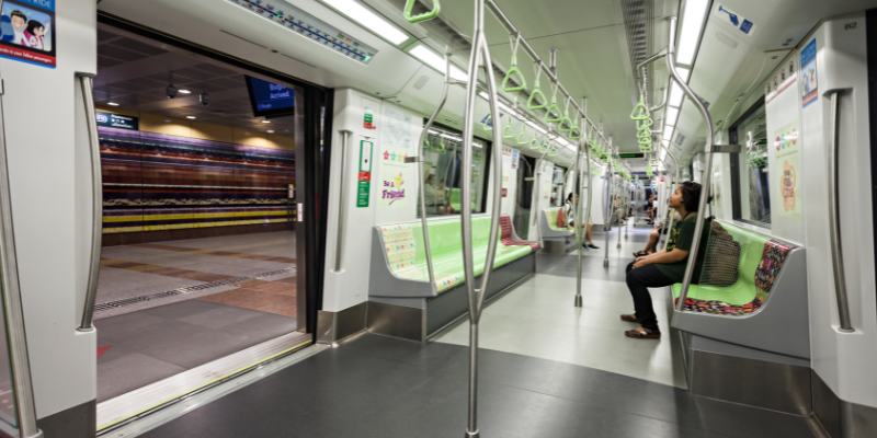 Gunakan transportasi umum di Singapura