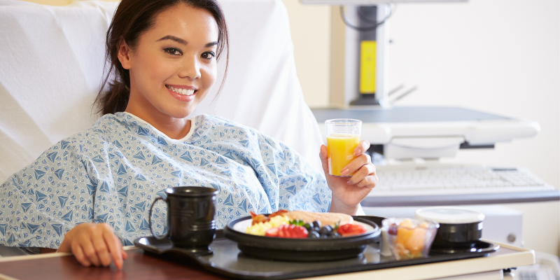 Pasien mendapatkan fasilitas makan di ruangan inap rumah sakit