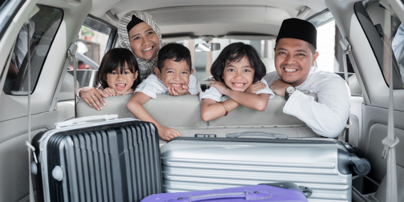 Sebuah keluarga terlihat bahagia menjelang mudik lebaran dengan mobil