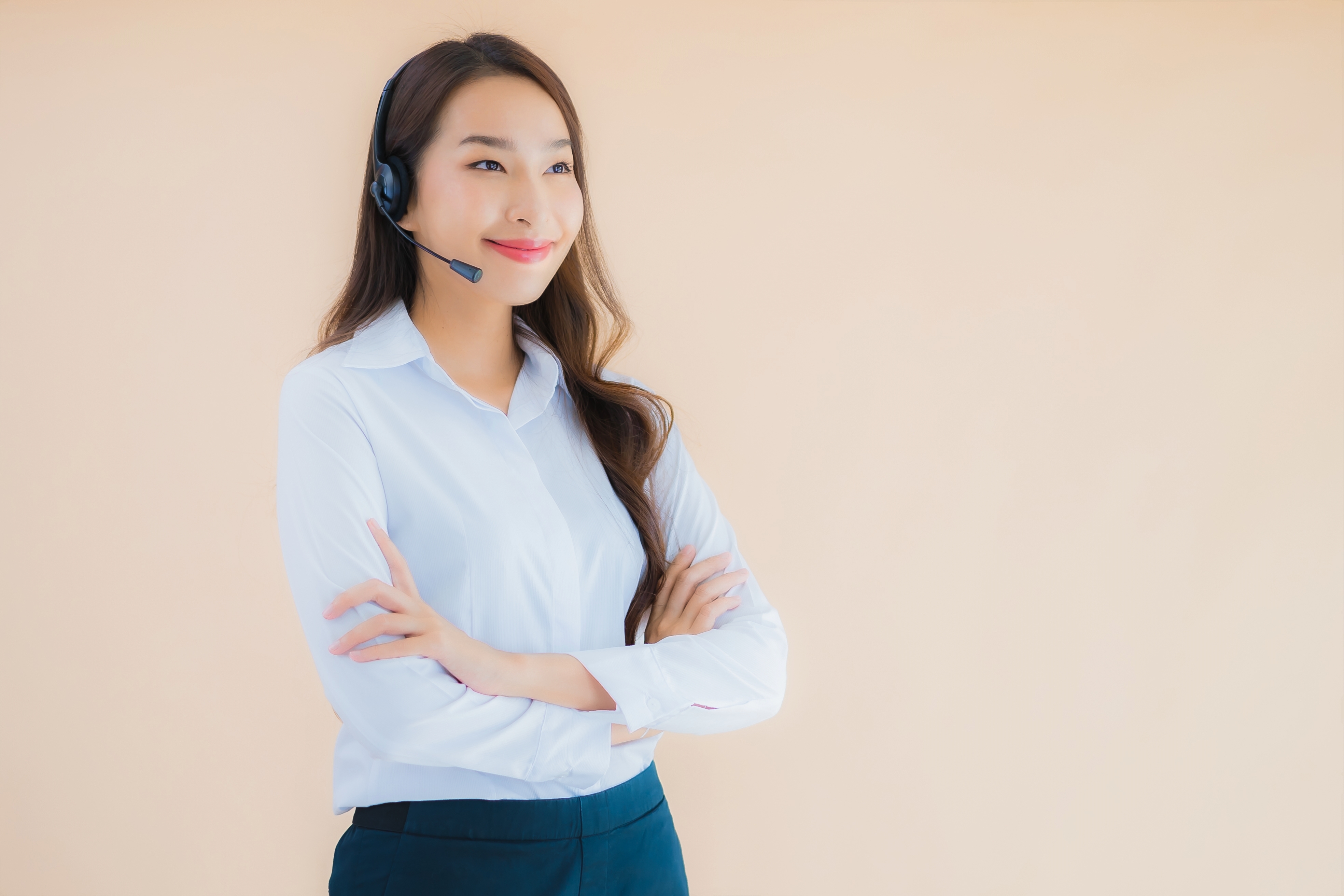 https://img.moneyduck.com/article_attachment/1679393690-portrait-beautiful-young-asian-business-woman-with-headphone-call-center.jpg