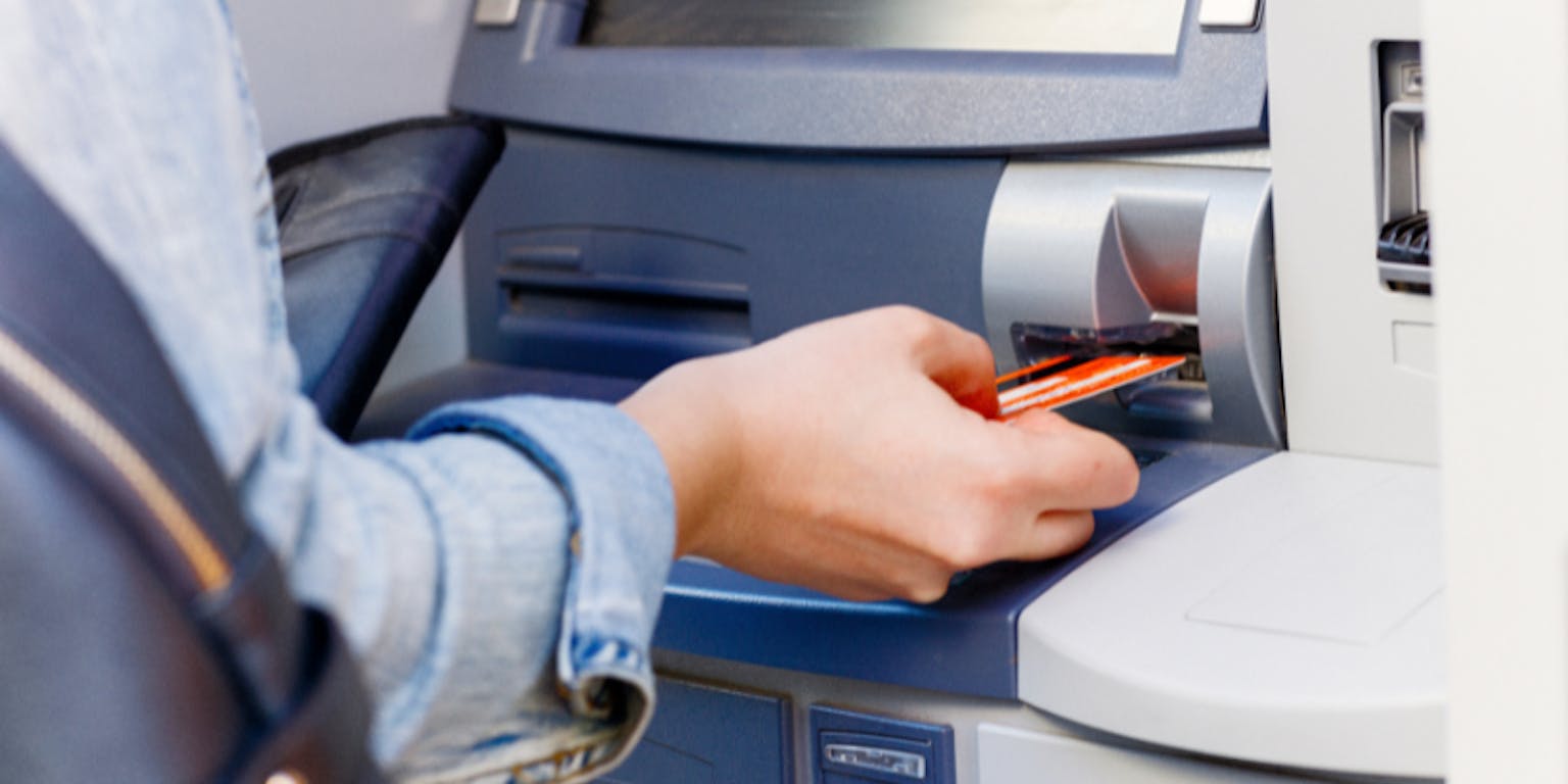 Pembayaran melalui mesin ATM