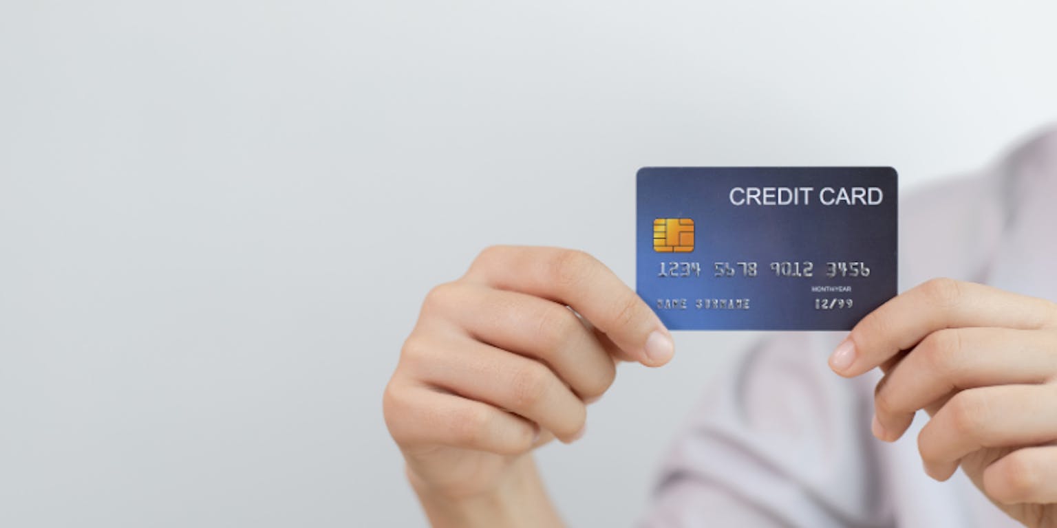 Memegang kartu kredit