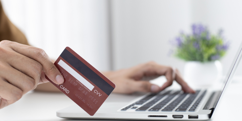Mengakses kartu kredit dengan laptop