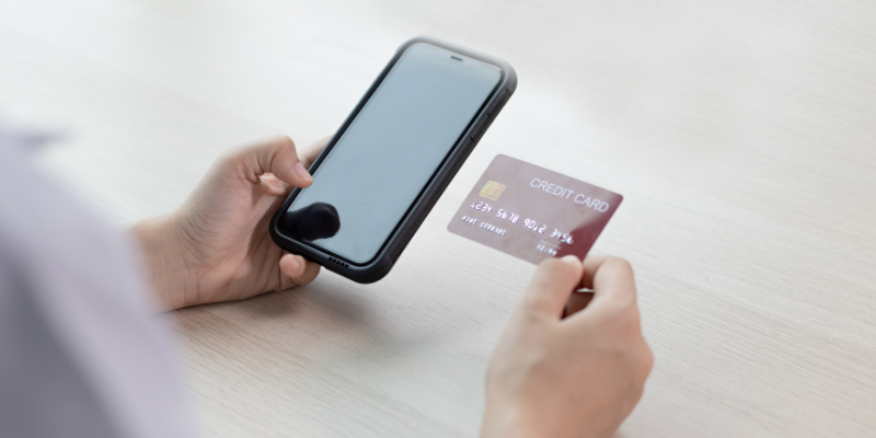Notifikasi transaksi kartu kredit dikirim ke handphone