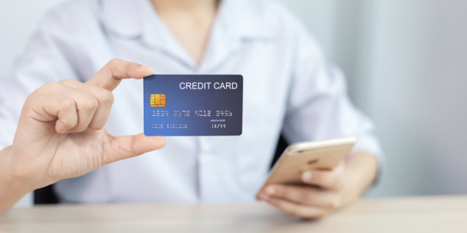Transaksi online dengan kartu kredit.