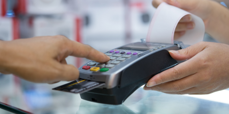 Melakukan transaksi pembayaran dengan kartu kredit