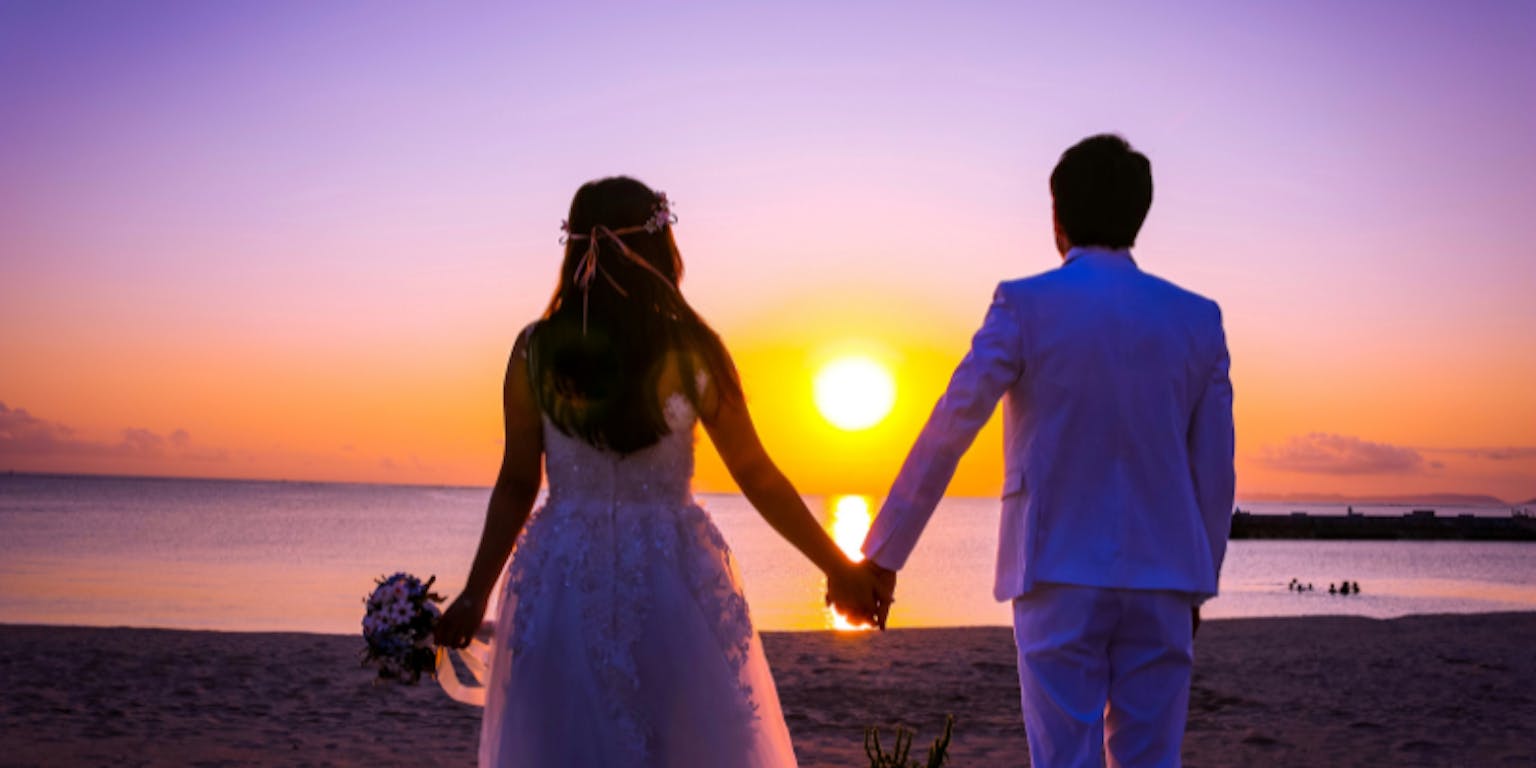 Pasangan yang menikah di tepi pantai.