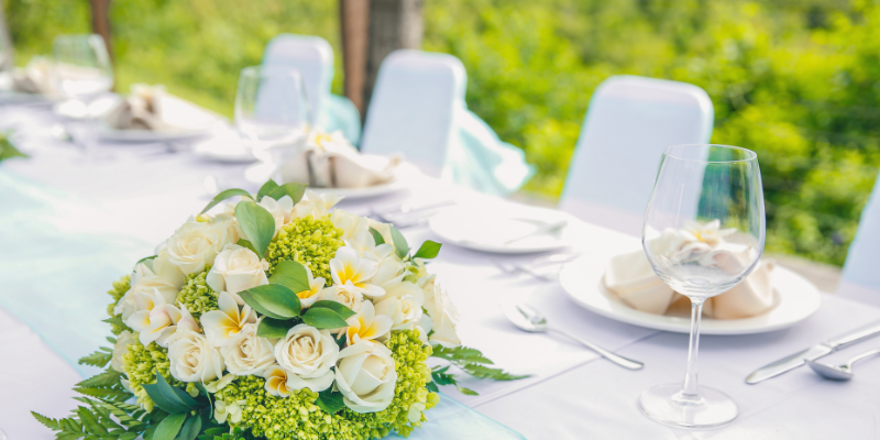 Meja katering untuk pernikahan outdoor