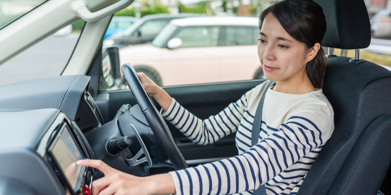 Seorang wanita mengendarai mobil