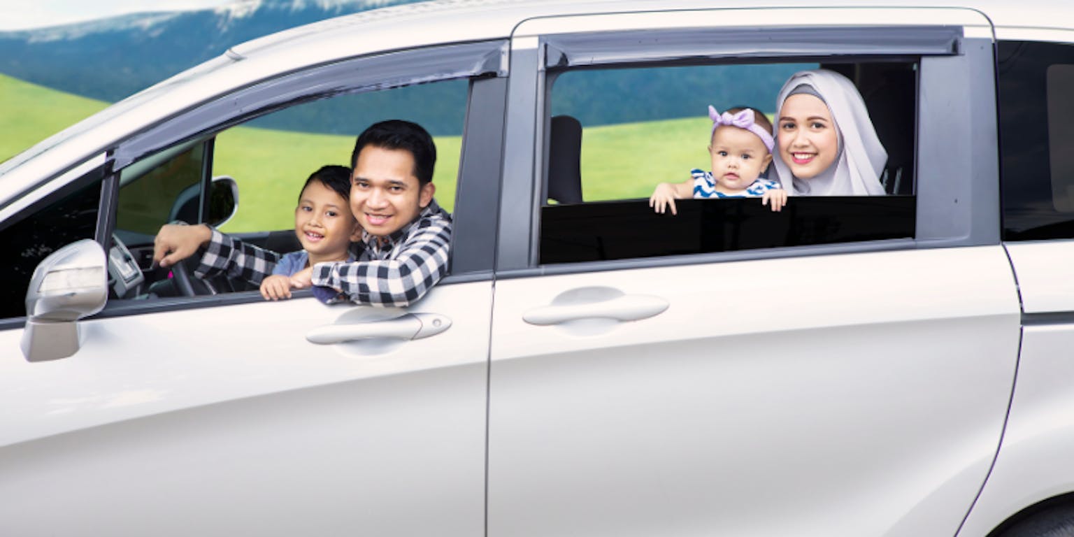 Ilustrasi keluarga bepergian dengan mengendarai mobil.