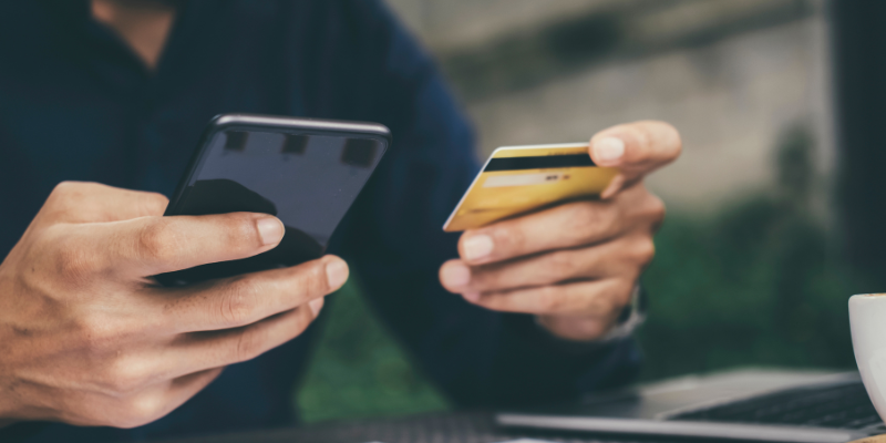 Ilustrasi membaca tagihan kartu kredit lewat SMS