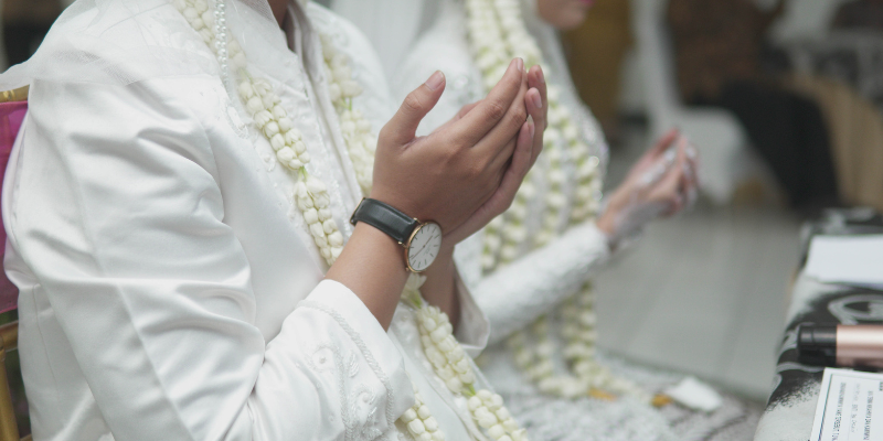 Ilustrasi pasangan berdoa saat akad nikah