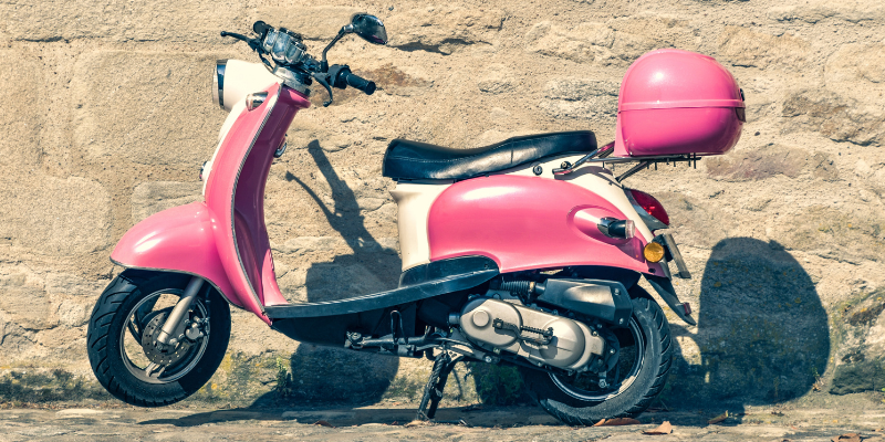 Ilustrasi Vespa matic berwarna pink sedang diparkir