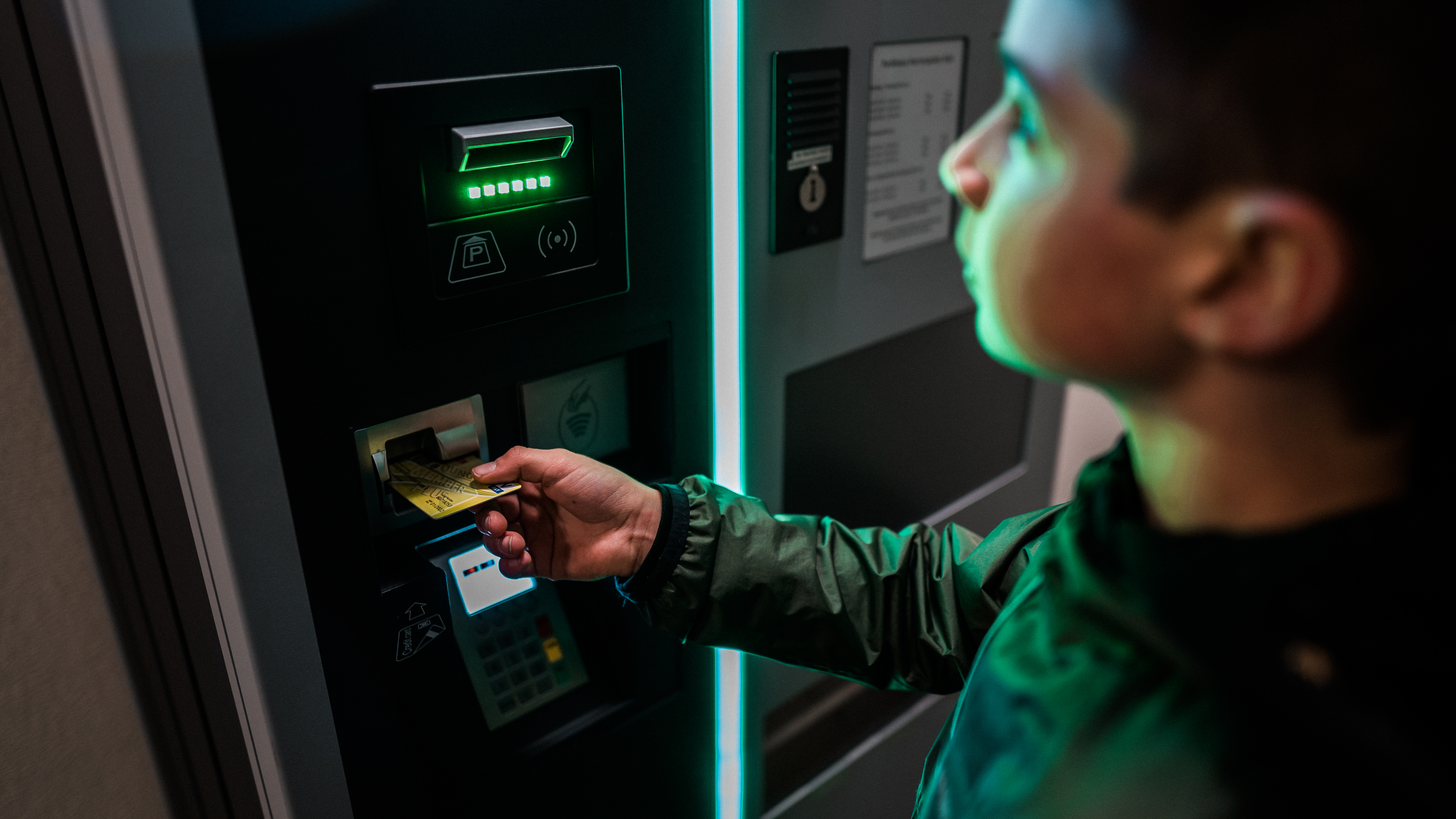 Jangan tinggalkan mesin ATM jika kartu ATM tidak bisa tarik tunai.