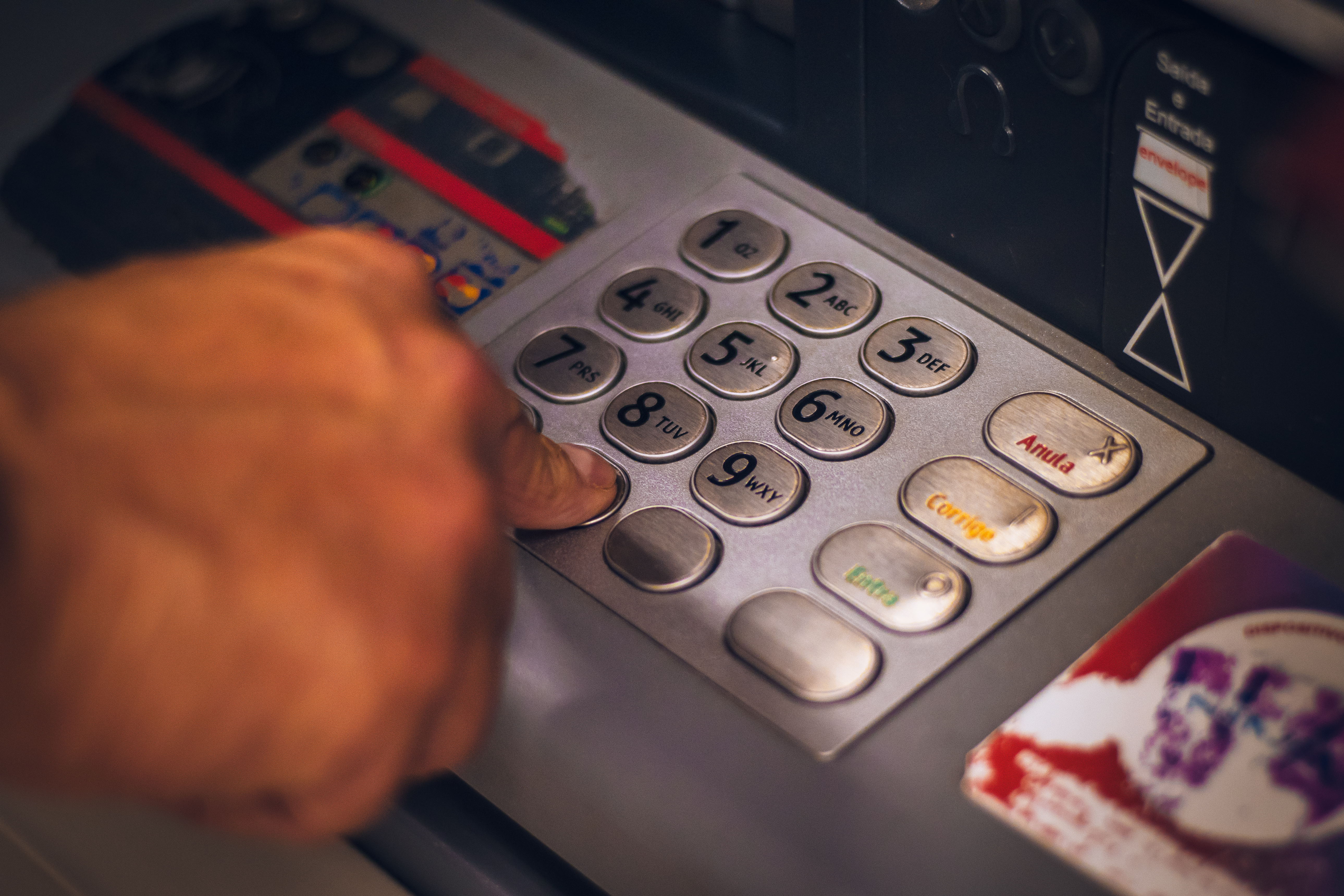 Cek nomor rekening Mandiri yang lupa bisa lewat mesin ATM.