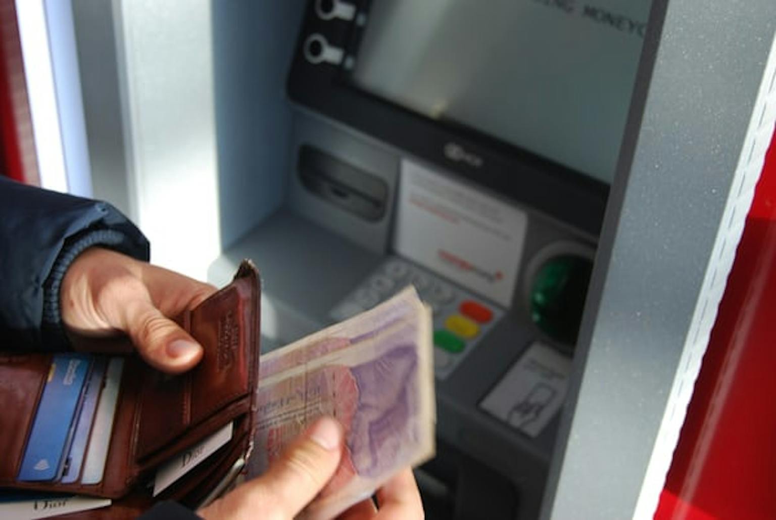 Menggunakan Mesin ATM Khusus Untuk Melakukan Setor Tuani