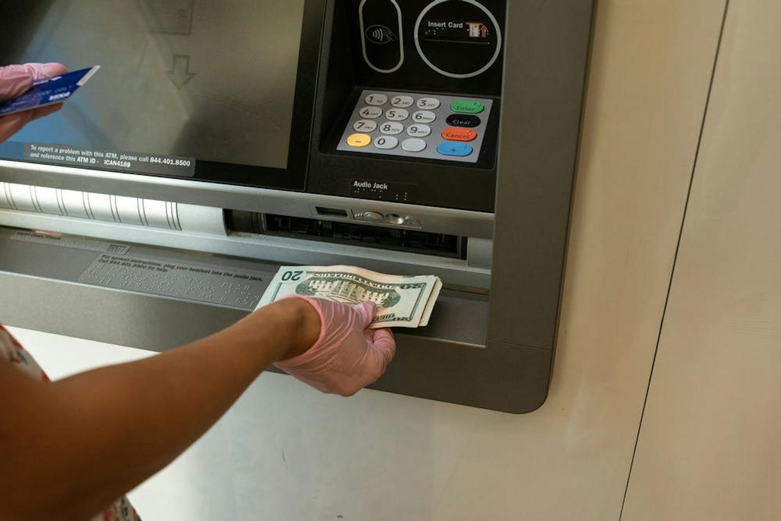 Cara Mengatasi Masalah Ketika Mengambil Uang Di ATM