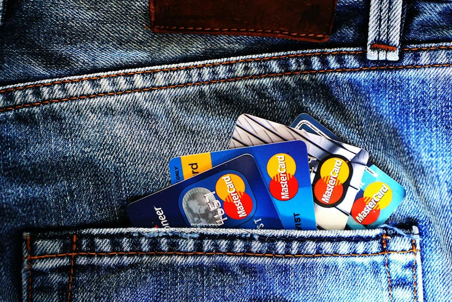 Perbedaan Manfaat Dari Kartu Debit vs Kartu Kredit, Sudah Tahu?