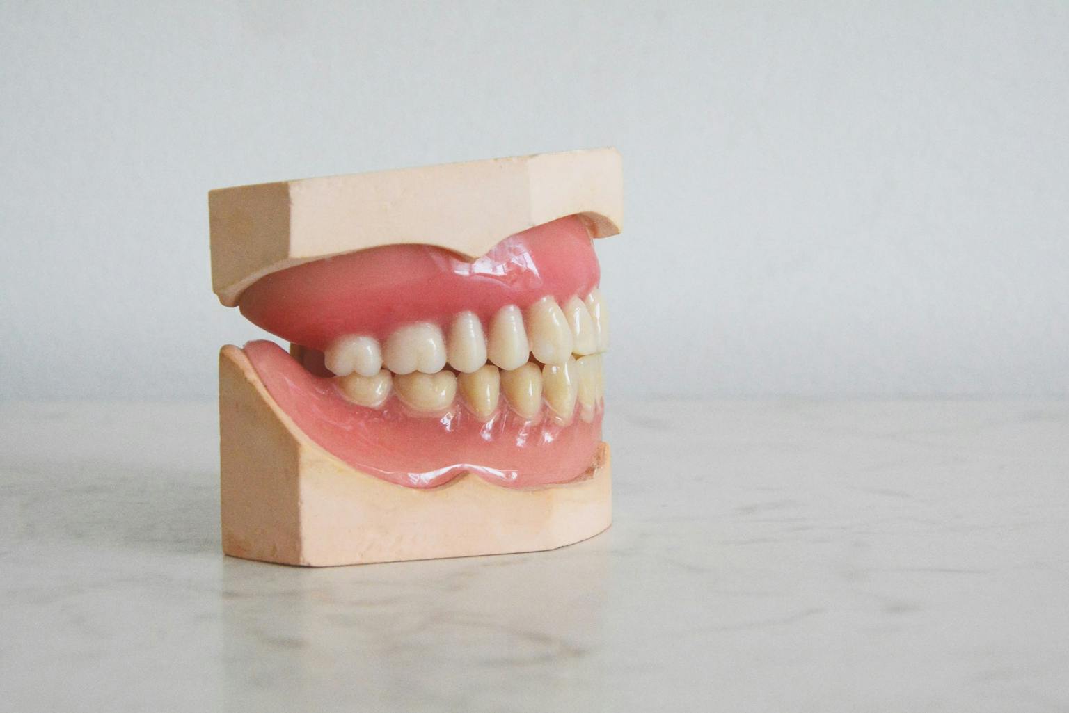 ความแตกต่างกันระหว่างประกันฟันและประกันสุขภาพ